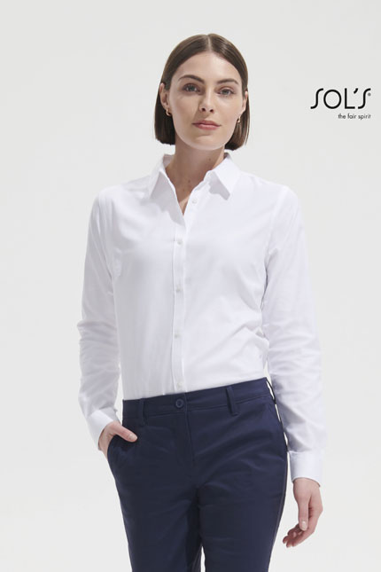 Brody Women - 02103ΠΟΥΚΑΜΙΣΑ / SOLSΓυναικείο μακρυμάνικο πουκάμισο herringboneΣχέδιο και Χαρακτηριστικά:Εντυπωσιακό μακρυμάνικο πουκάμισο με κλασικό γιακά και πατιλέτα 7 κουμπιών στον ίδιο τόνο. Διαθέτει ρυθμιζόμενες στρογγυλεμένες μανσέτες με 1 κουμπί, σχισμή στο τελείωμα με κουμπί και πιέτες στο στήθος και στην πλάτη, προκειμένου να εξασφαλίσει την άψογη εφαρμογή σε στενή γραμμή.Εφαρμογή ως Επαγγελματική Ένδυση:Ιδανικό για επαγγελματίες σε χώρους γραφείου, εστίασης ή υπηρεσιών. Η κομψότητα του πουκάμισου το καθιστά κατάλληλο για επαγγελματικές εμφανίσεις και συναντήσεις, διασφαλίζοντας μια επαγγελματική εντύπωση.Υλικό και Άνεση:Το πουκάμισο είναι κατασκευασμένο από 82% βαμβάκι και 18% πολυέστερ, προσφέροντας άνεση και ευχρηστία με βάρος 125g/m². Το υλικό αυτό παρέχει ανθεκτικότητα και καλή αίσθηση στο δέρμα κατά την χρήση.Δυνατότητα Προσαρμογής:Διατίθεται η δυνατότητα εκτυπώσεων με λογότυπο ή μήνυμα πελάτη, ιδανικό για branding και προώθηση της επιχείρησής σας. Διαθεσιμότητα:Διατίθεται σε διάφορα χρώματα όπως λευκό και μπλε, τα οποία προσφέρουν επιλογές για κάθε προτίμηση.